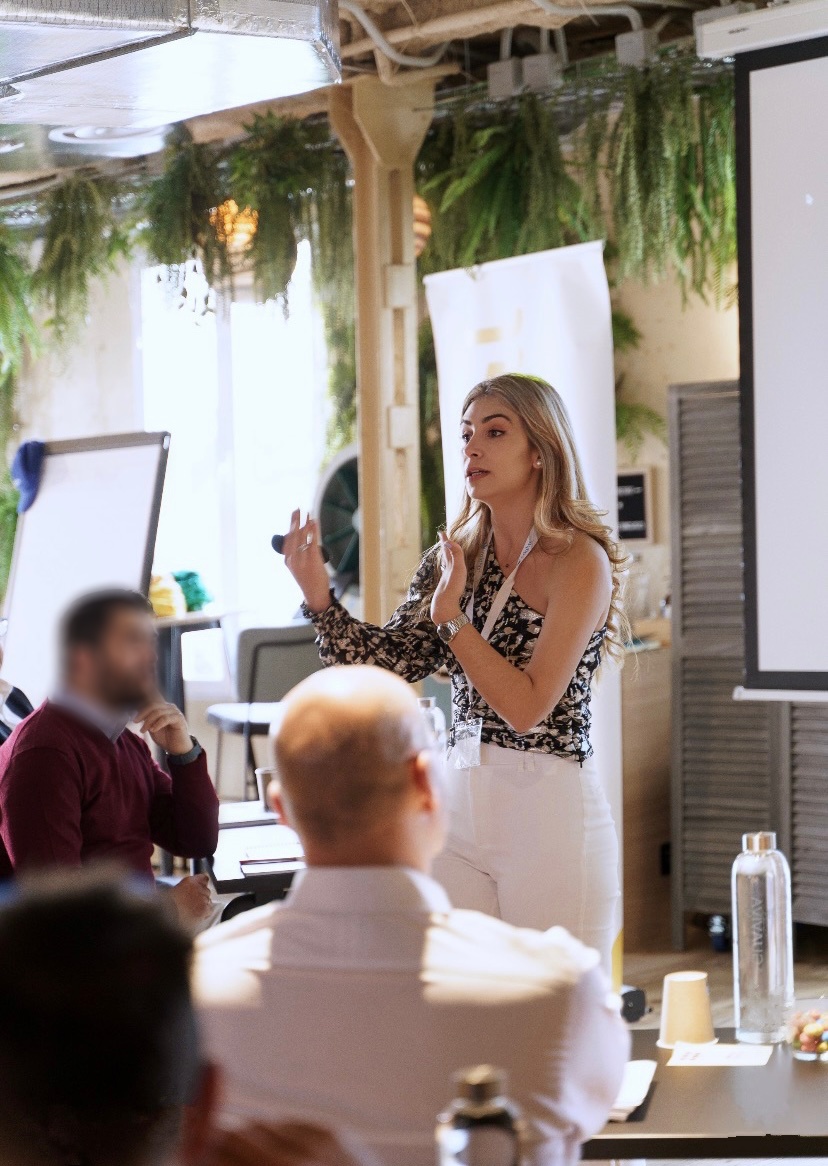 Natalia De León facilitating a team workshop